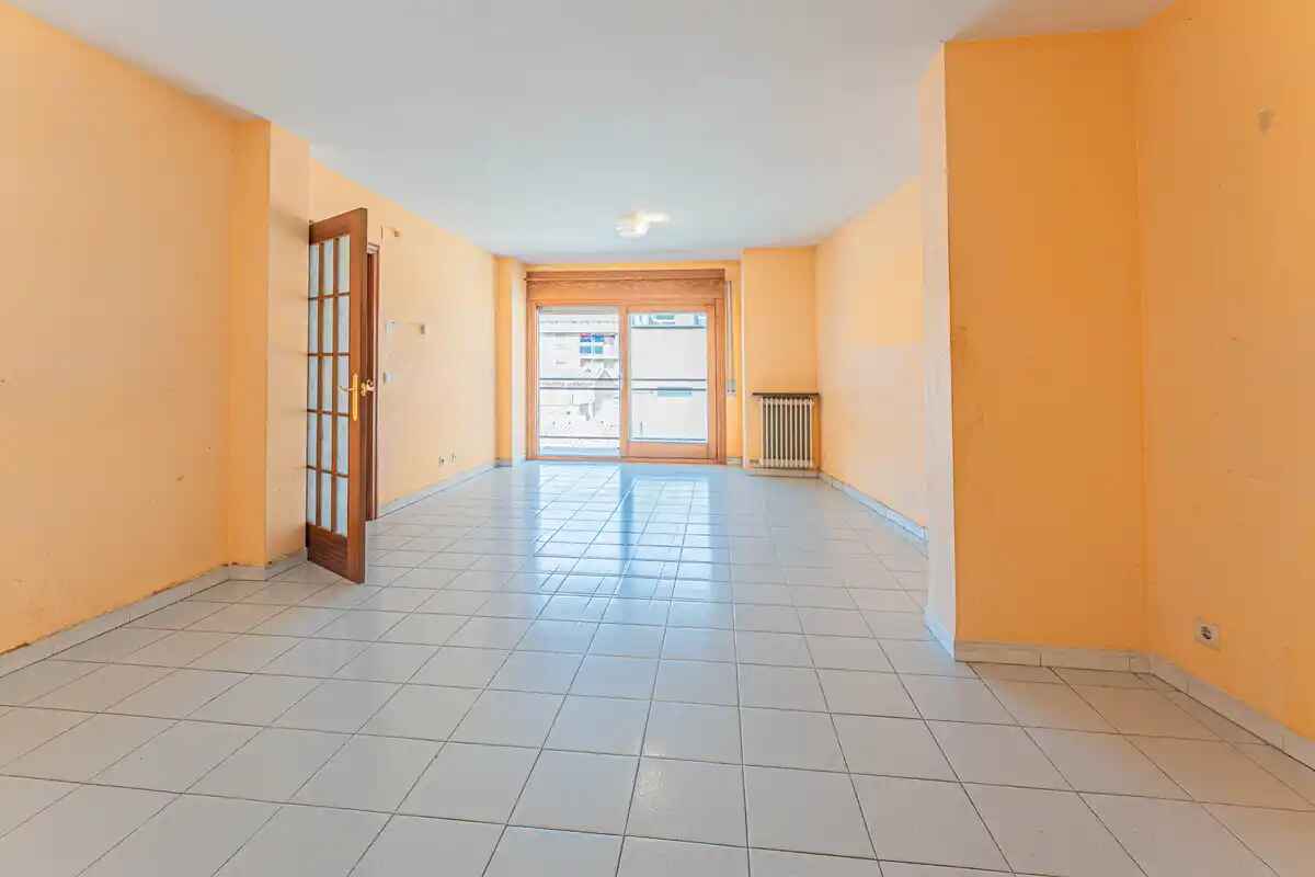 Are you looking for a spacious, bright apartment in the heart of Figueres?