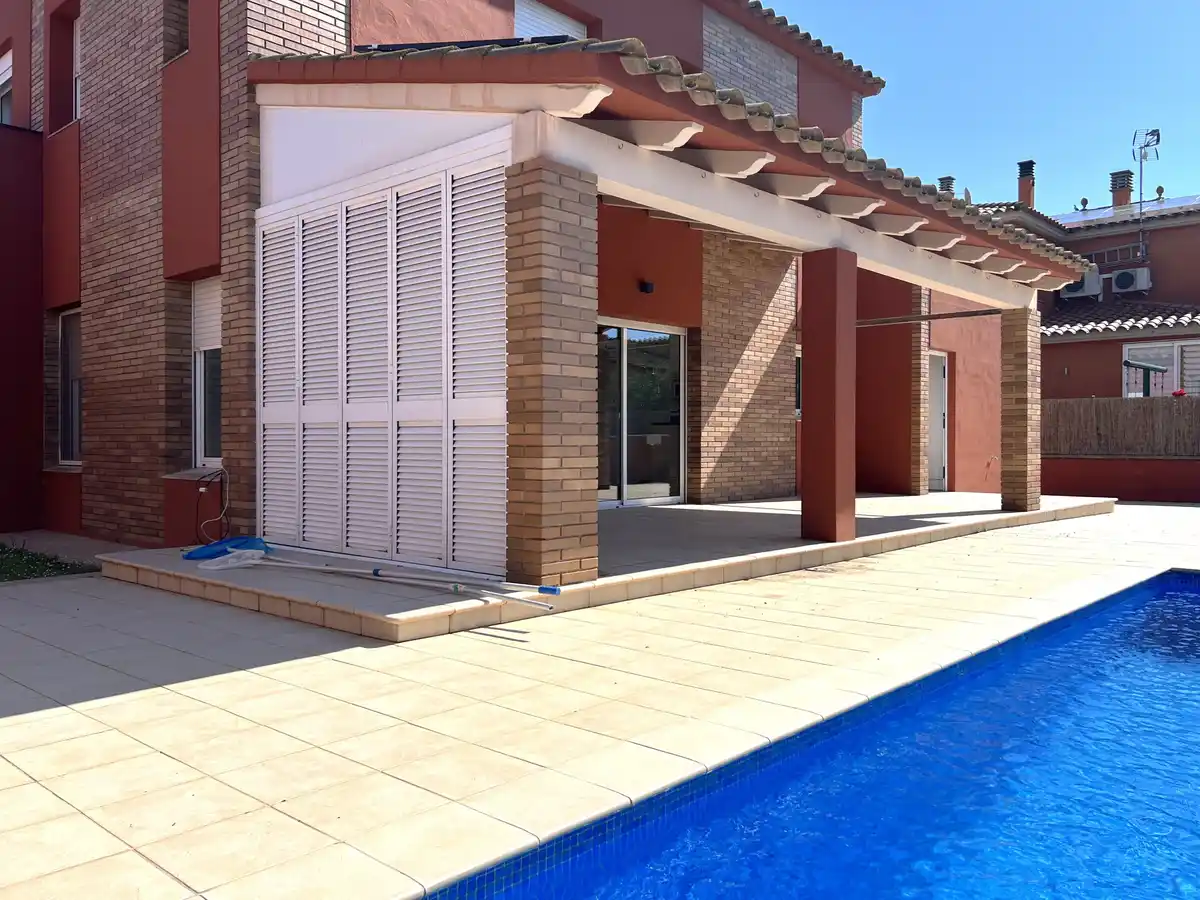 Excelente casa con piscina privada en  una zona muy tranquila en Sant Pere Pescador.