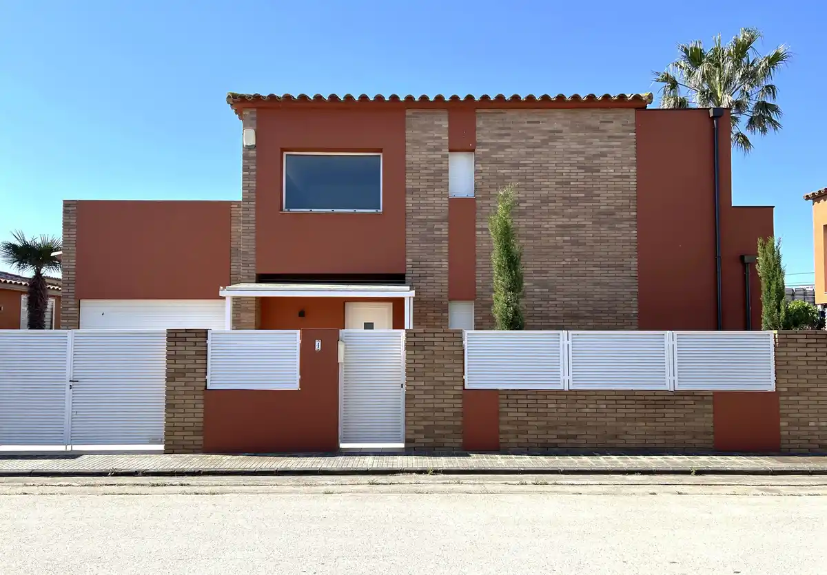 Excelente casa con piscina privada en  una zona muy tranquila en Sant Pere Pescador.