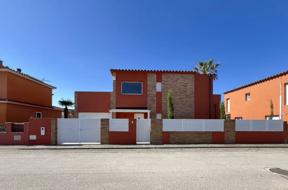 Excelente casa con piscina privada en  una zona muy tranquila en Sant Pere Pescador.
