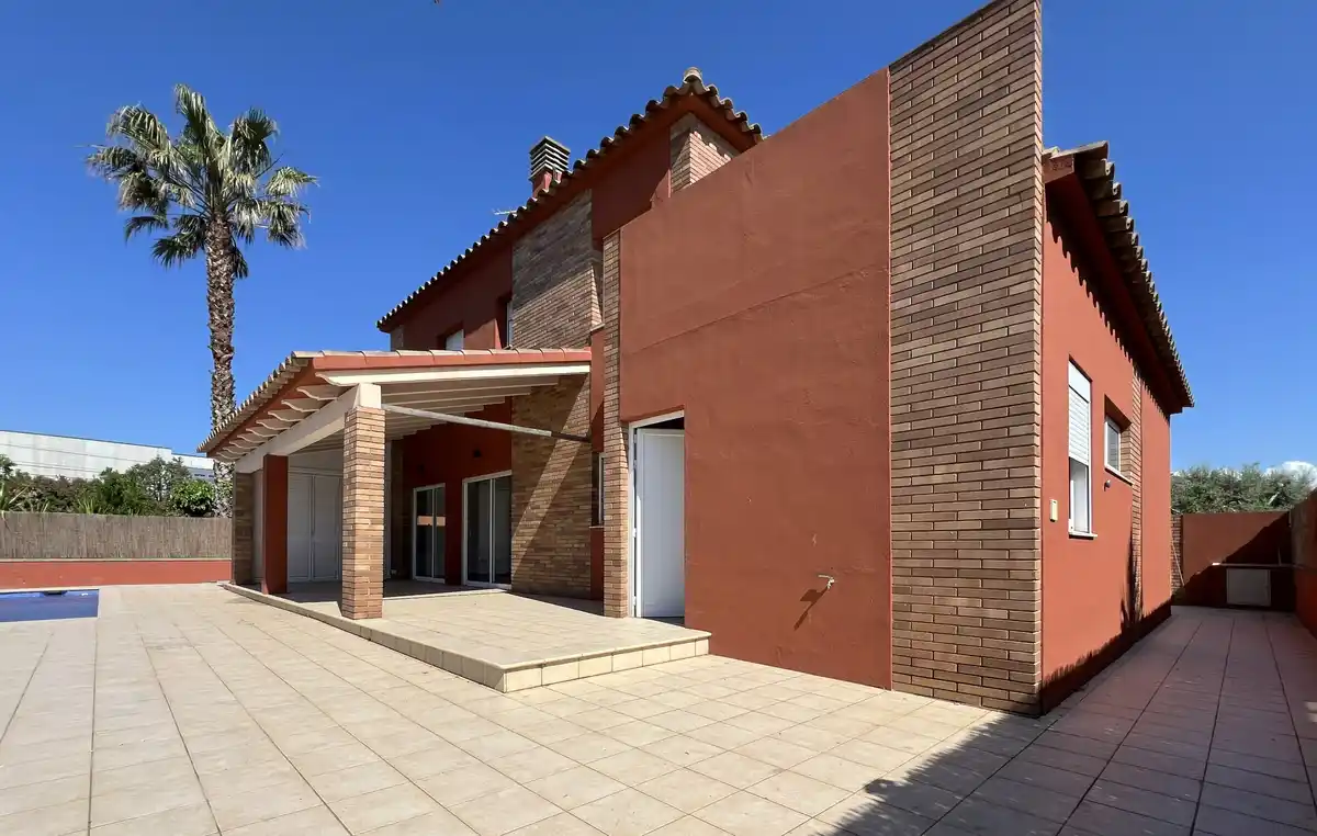 Excelente casa con piscina privada en  una zona muy tranquila en Sant Pere Pescador.