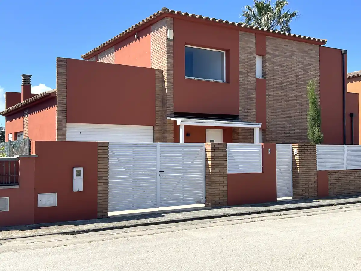 Excelente casa con piscina privada en  una zona muy tranquila en Sant Pere Pescador.