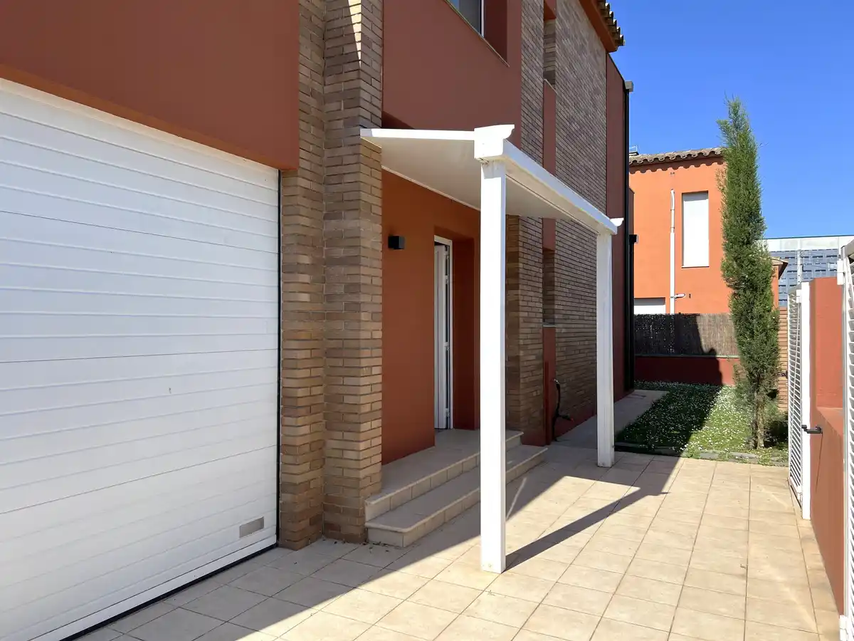 Excelente casa con piscina privada en  una zona muy tranquila en Sant Pere Pescador.