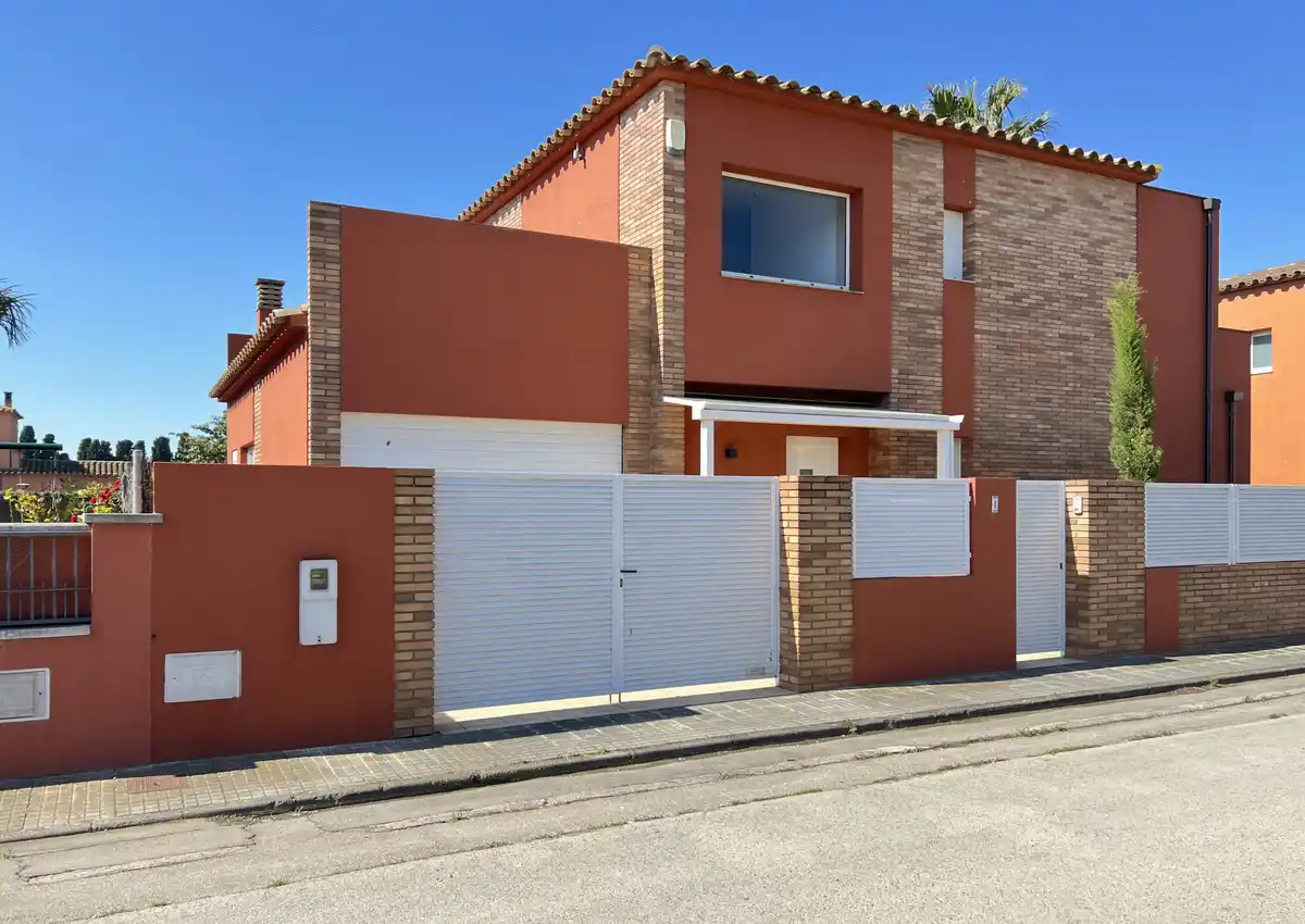Excelente casa con piscina privada en  una zona muy tranquila en Sant Pere Pescador.