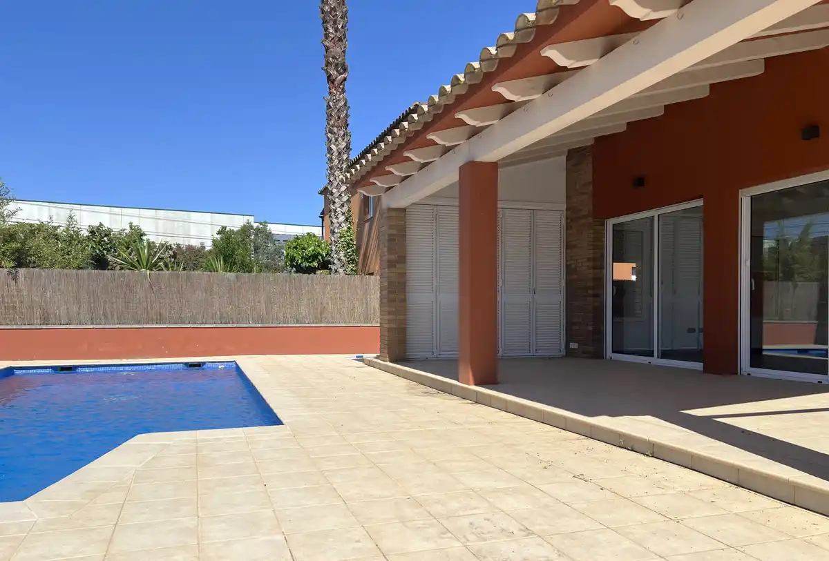 Excelente casa con piscina privada en  una zona muy tranquila en Sant Pere Pescador.