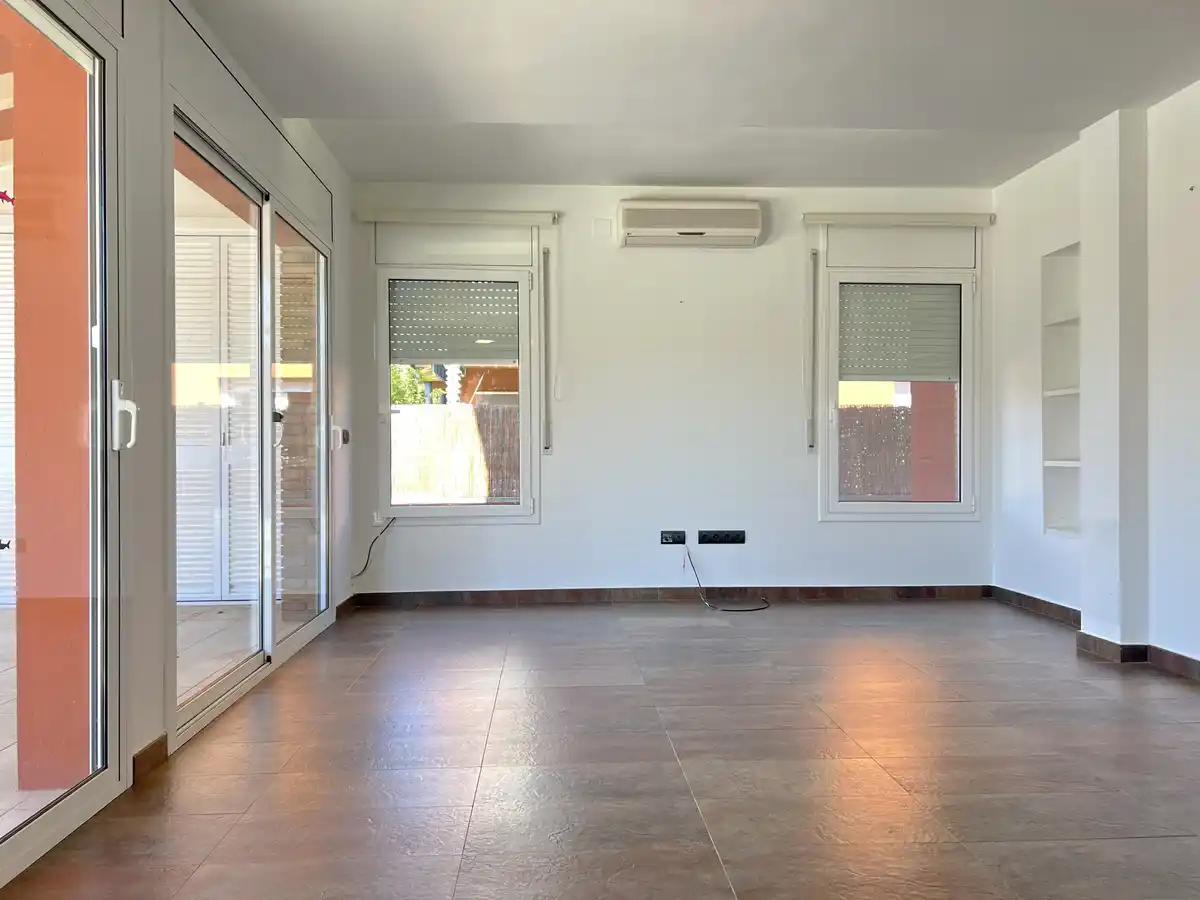 Excelente casa con piscina privada en  una zona muy tranquila en Sant Pere Pescador.