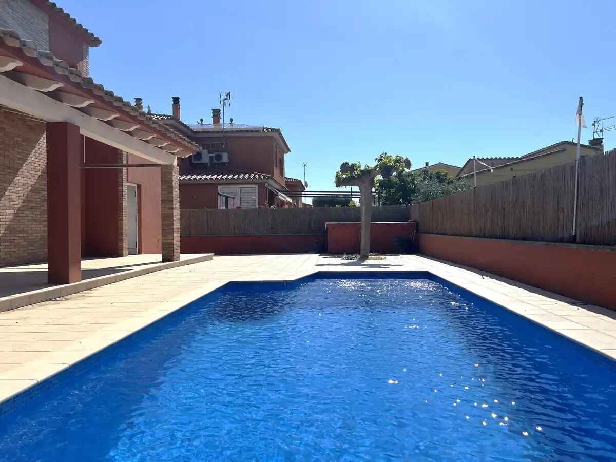 Excel · lent casa amb piscina privada en una zona molt tranquil · la a Sant Pere Pescador.