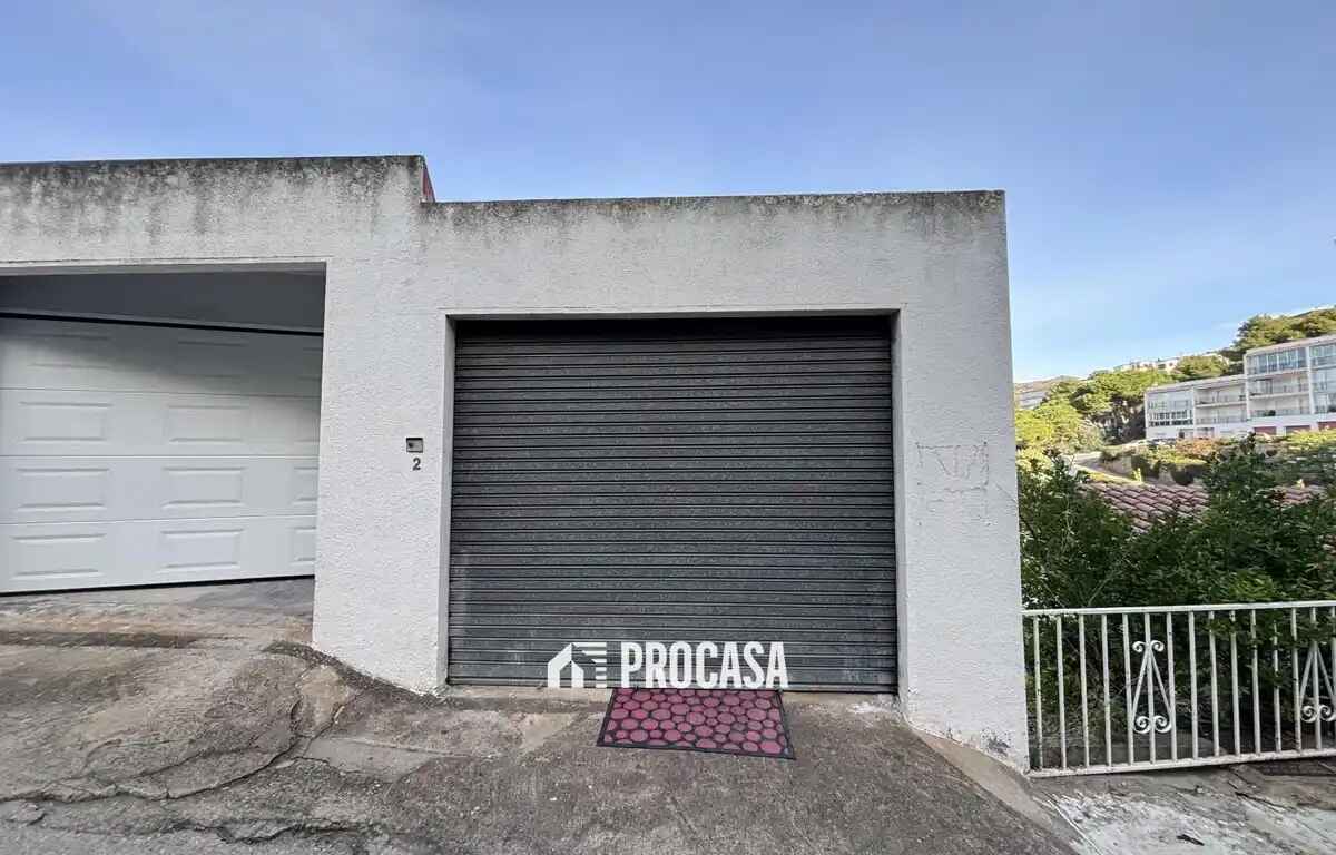 Garage in Roses