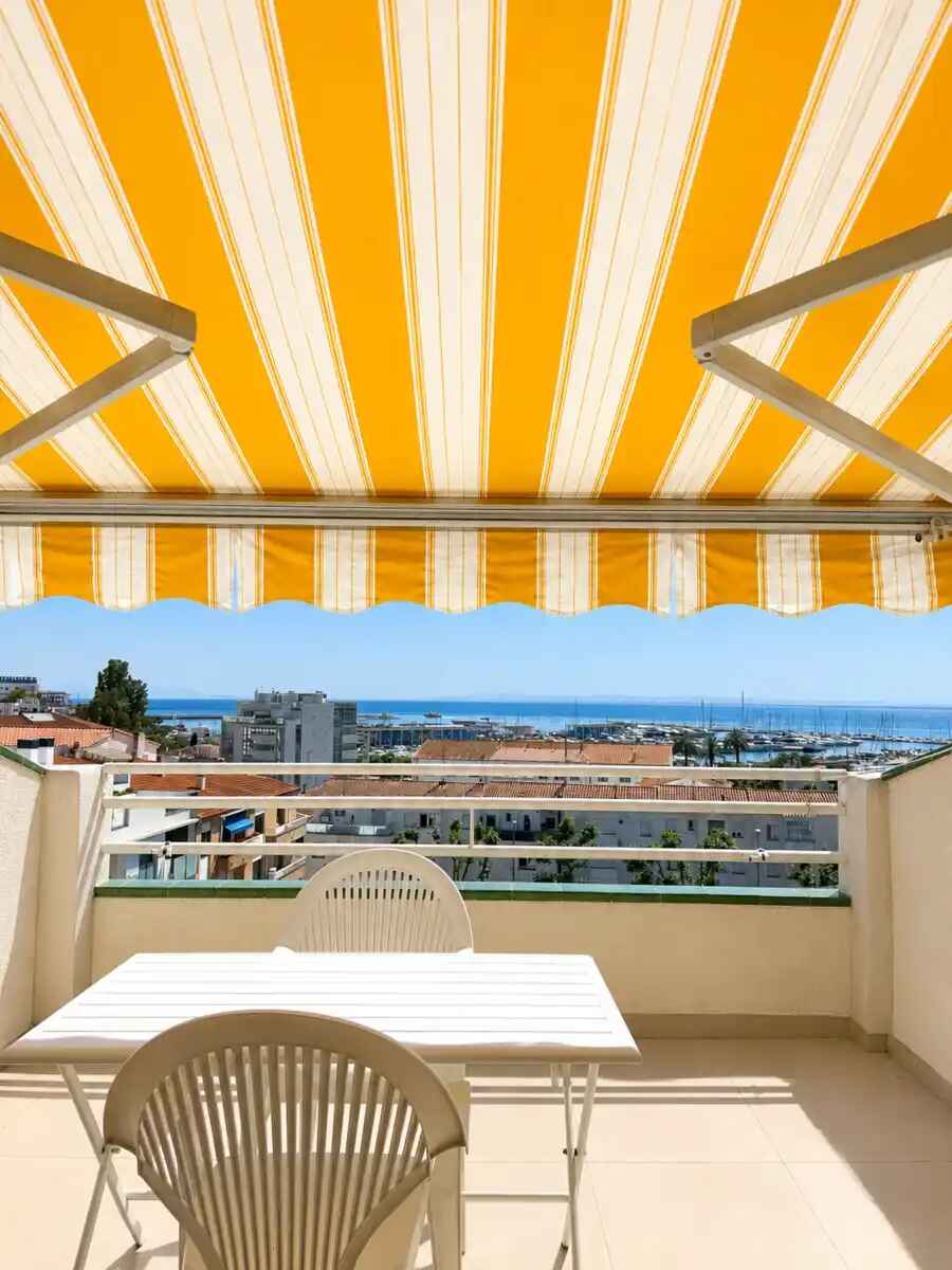 EXCLUSIVO DÚPLEX EN PLENO CENTRO DE ROSES, A TAN SOLO 200 METROS DE LA PLAYA