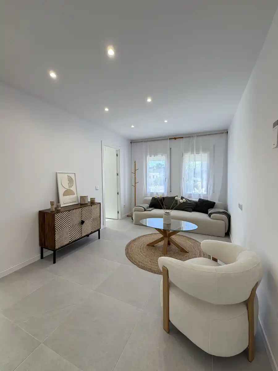 APPARTEMENT MODERNE DE 2 CHAMBRES ENTIÈREMENT RÉNOVÉ