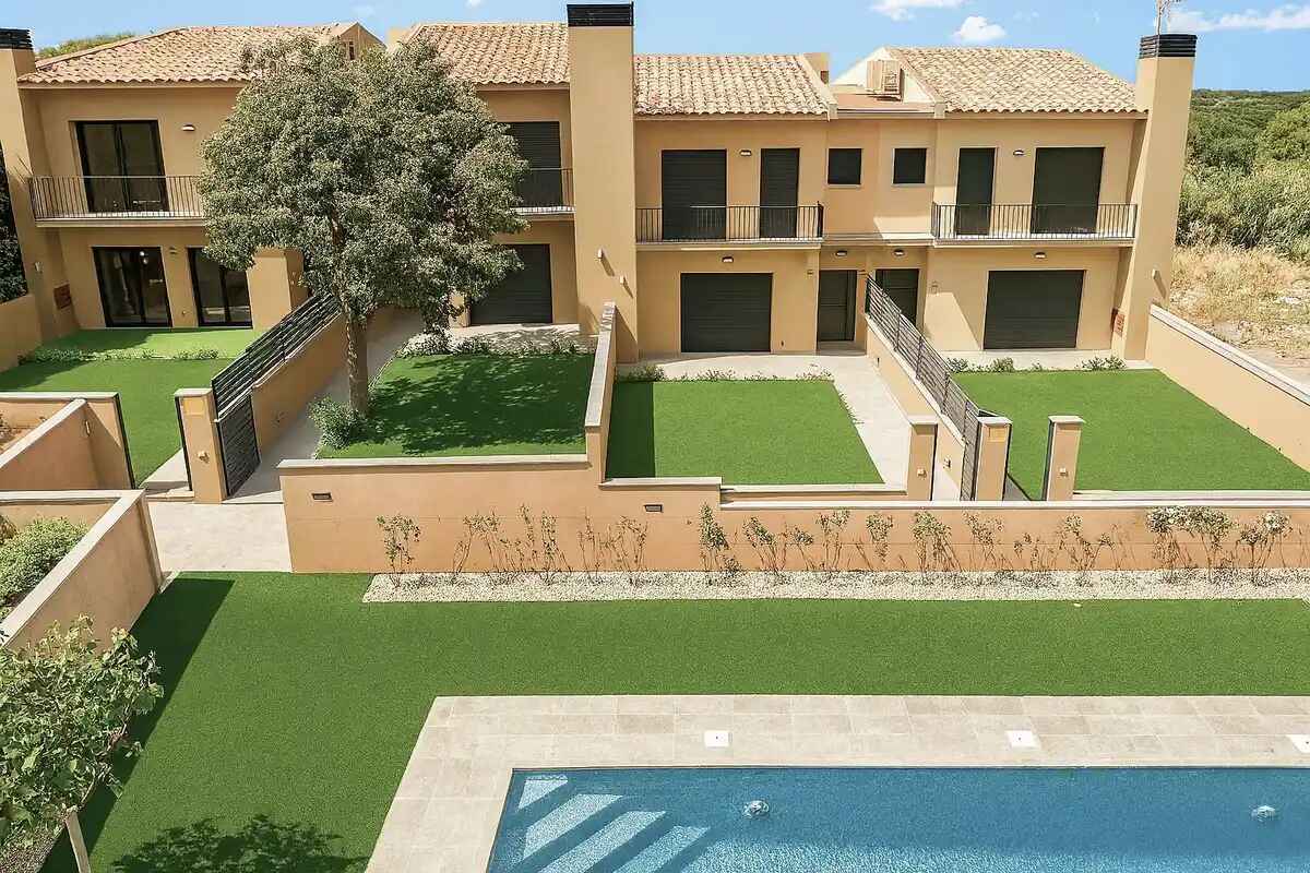 NOVA PROMOCIÓ A PALAU SAVERDERA – CASA D’OBRA NOVA AMB PISCINA COMUNITÀRIA