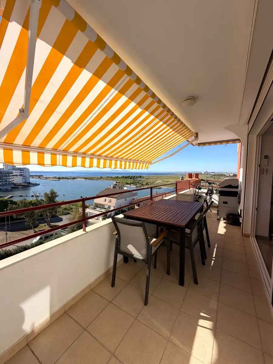 MAGNIFIQUE APPARTEMENT RÉNOVÉ AVEC DEUX CHAMBRES ET UNE VUE SPECTACULAIRE SUR LE CANAL ET LA MER