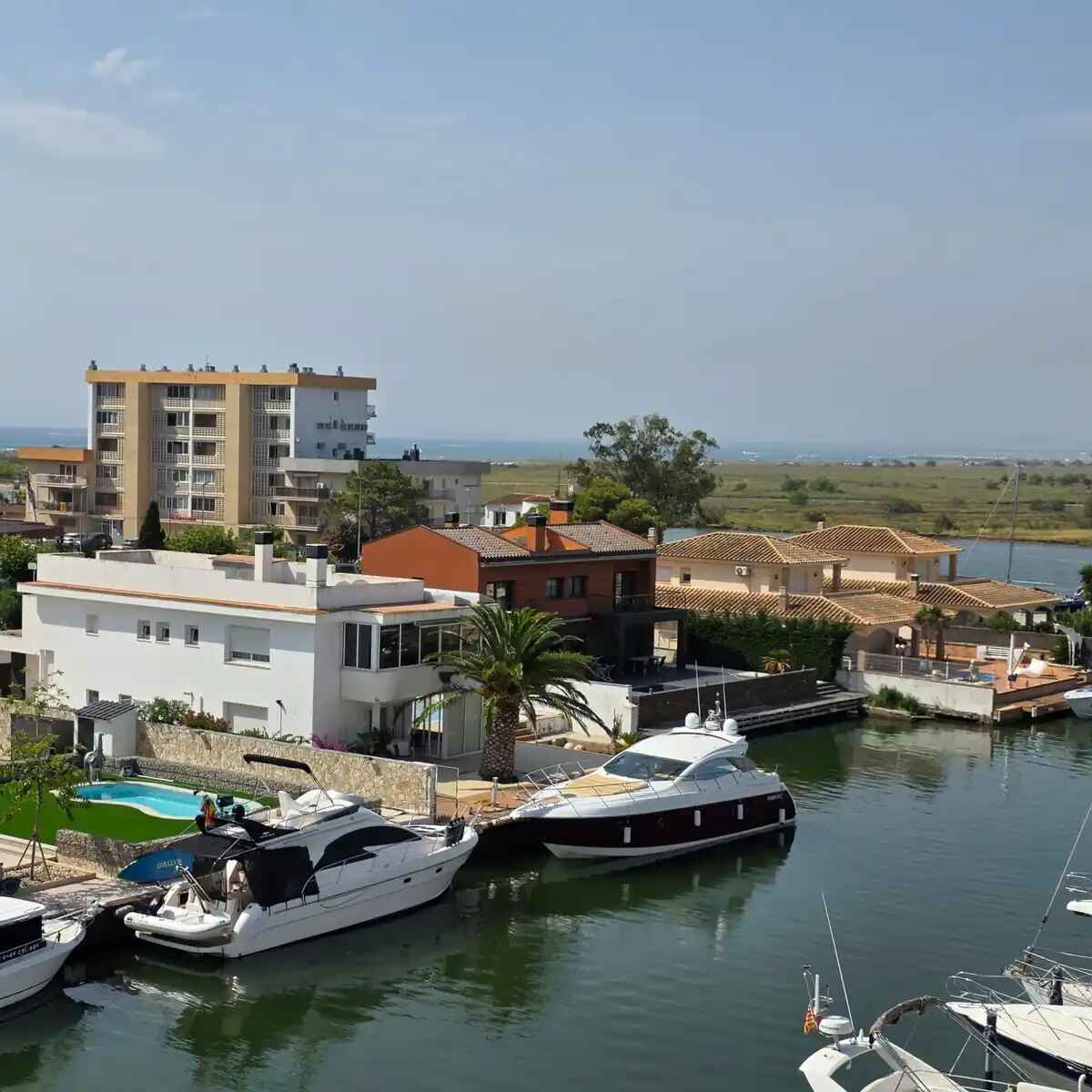 APARTMENT IN SANTA MARGARITA (ROSES) WITH SEA AND CANAL VIEWS
