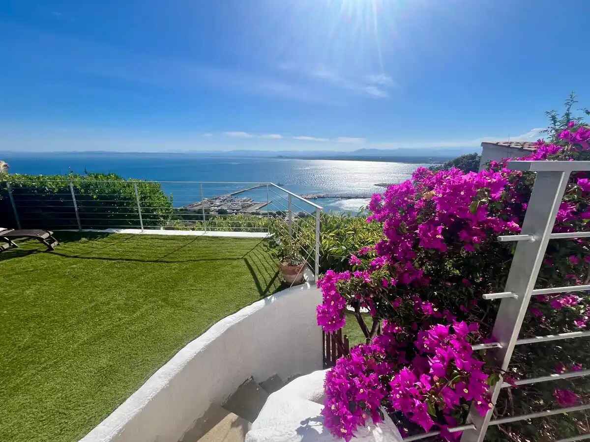 ESPECTACULAR CASA CON IMPRESIONANTES VISTAS AL MAR Y TOTAL PRIVACIDAD