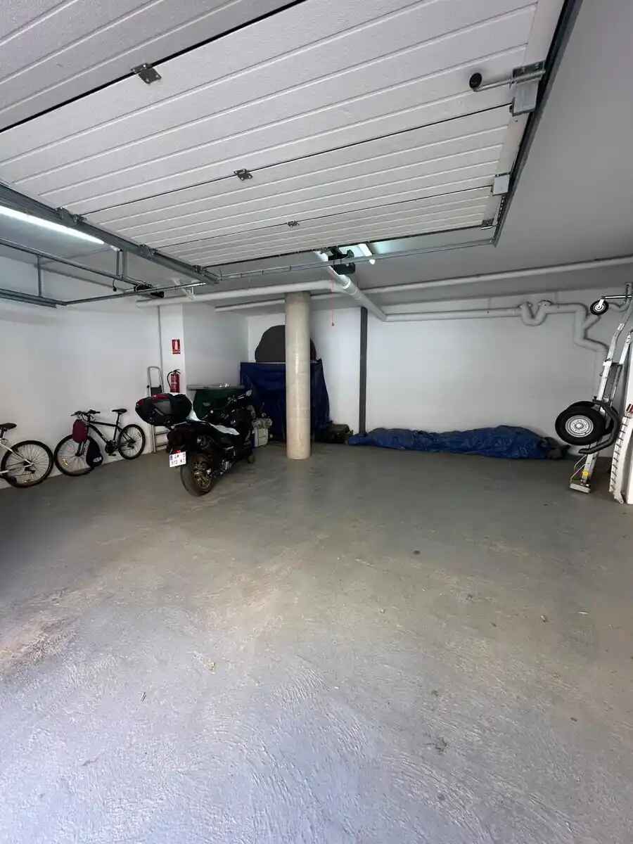 GRAN GARAJE DE 58 M² CON 2 ENTRADAS EN PLENO CENTRO DE ROSES