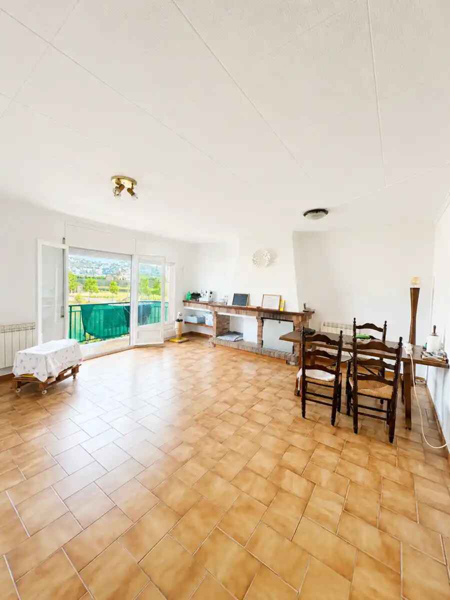RUIM APPARTEMENT MET 4 SLAAPKAMERS SLECHTS 600 METER VAN HET STRAND