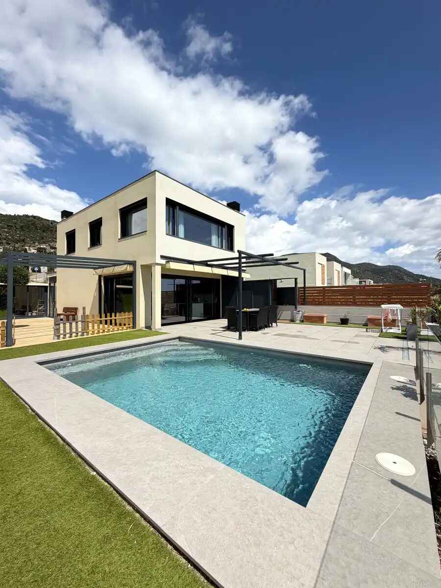 MODERN VILLA WITH POOL AND PANORAMIC VIEWS IN PALAU-SAVERDERA