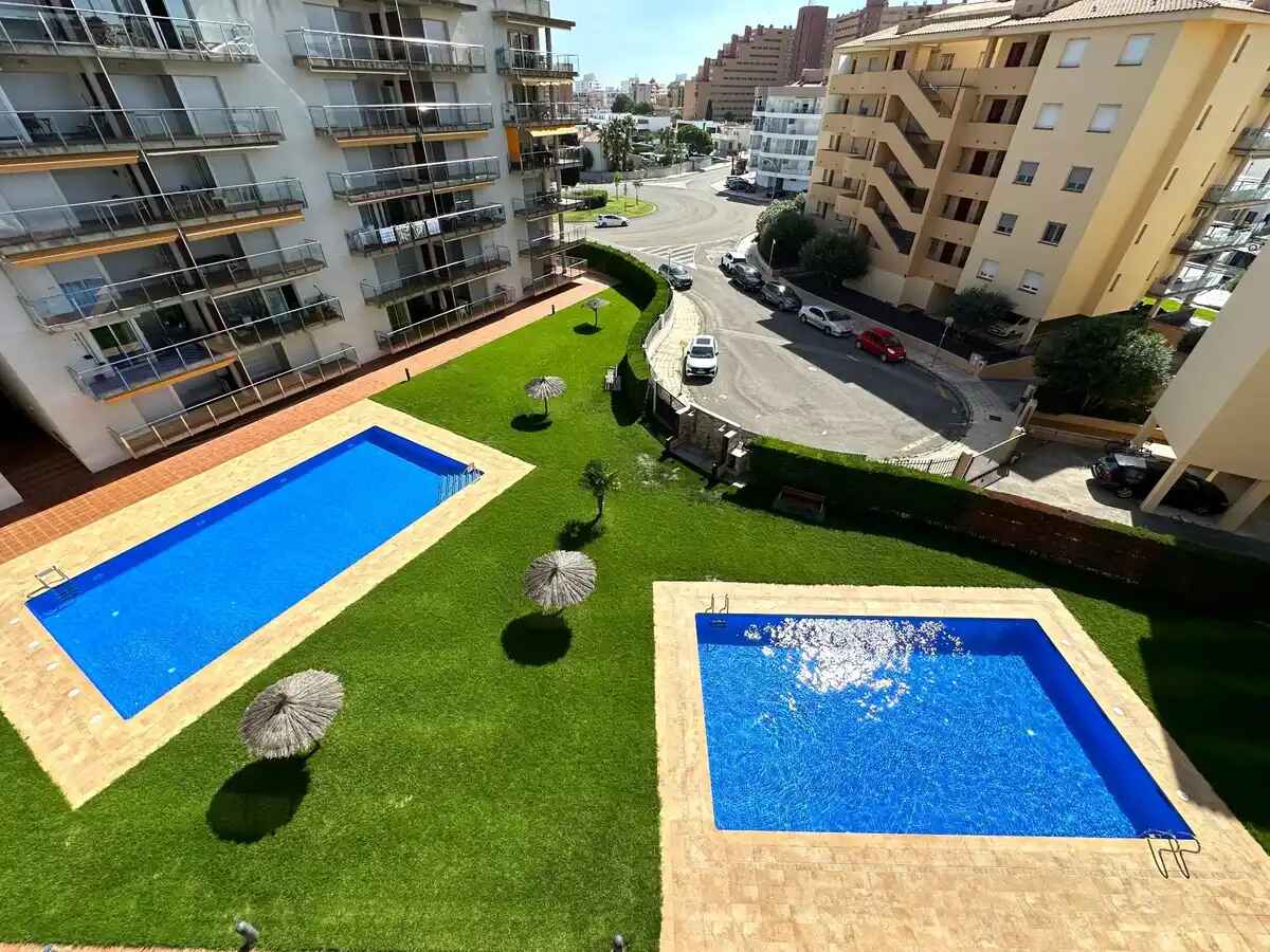 LLUMINÓS APARTAMENT AMB TERRASSA, PISCINA, PARKING I LICENCIA TURÍSTICA