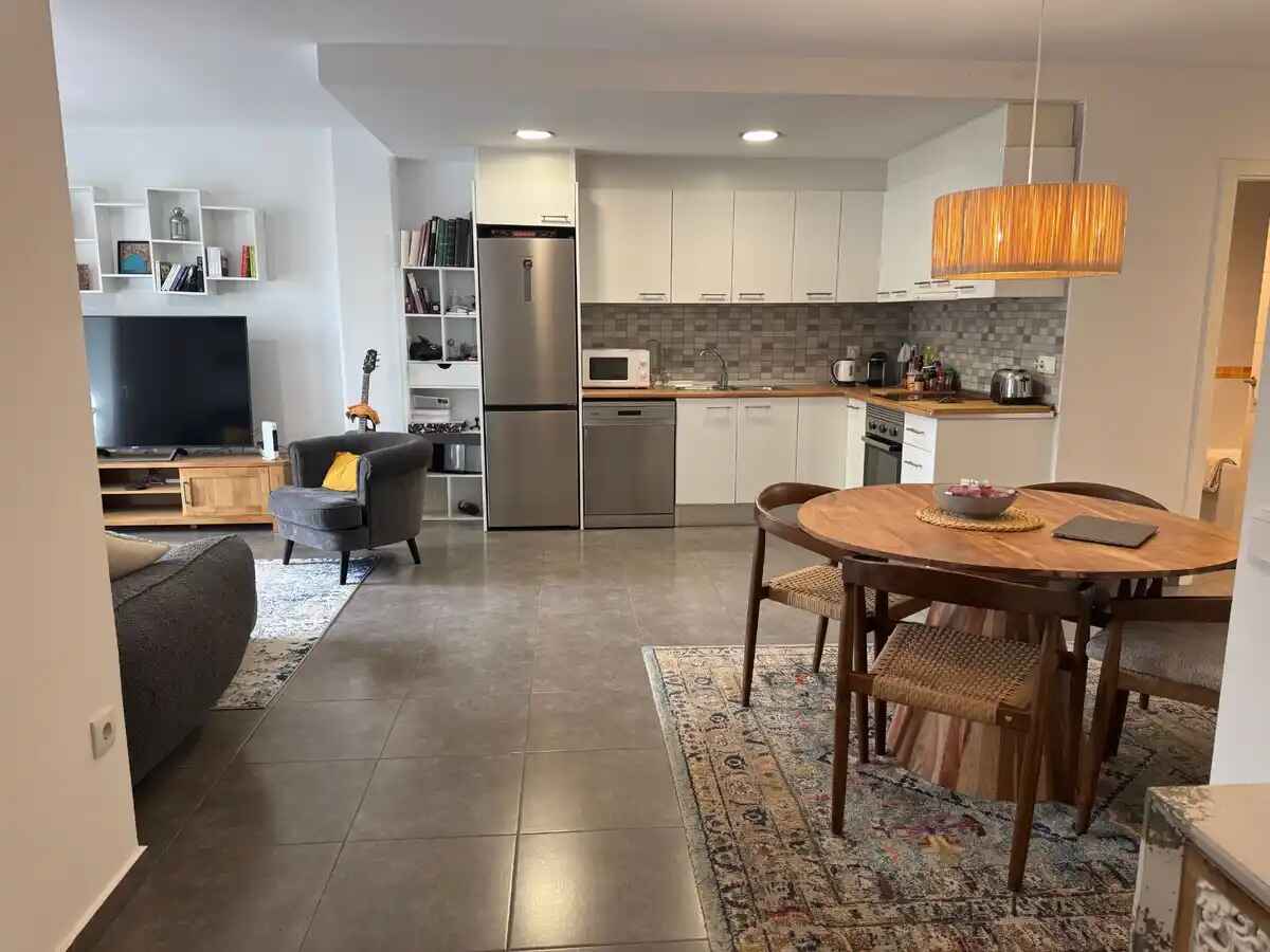 SPACIOUS RENOVATED APARTMENT WITH 2 BEDROOMS AND TERRACE NEAR THE SEA