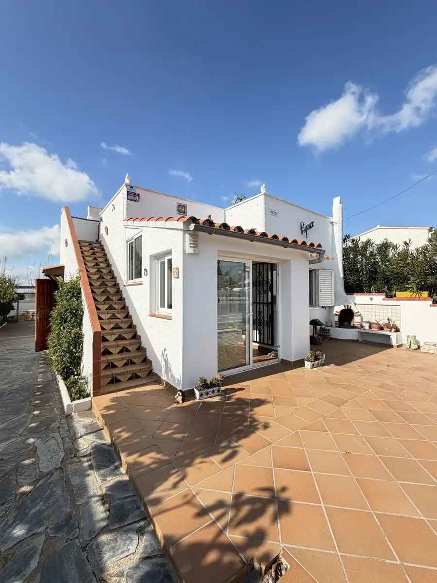 UNIQUE OPPORTUNITY IN CASTELLÓ NOU: THREE-SIDED HOUSE WITH LARGE PLOT AND GREAT POTENTIAL