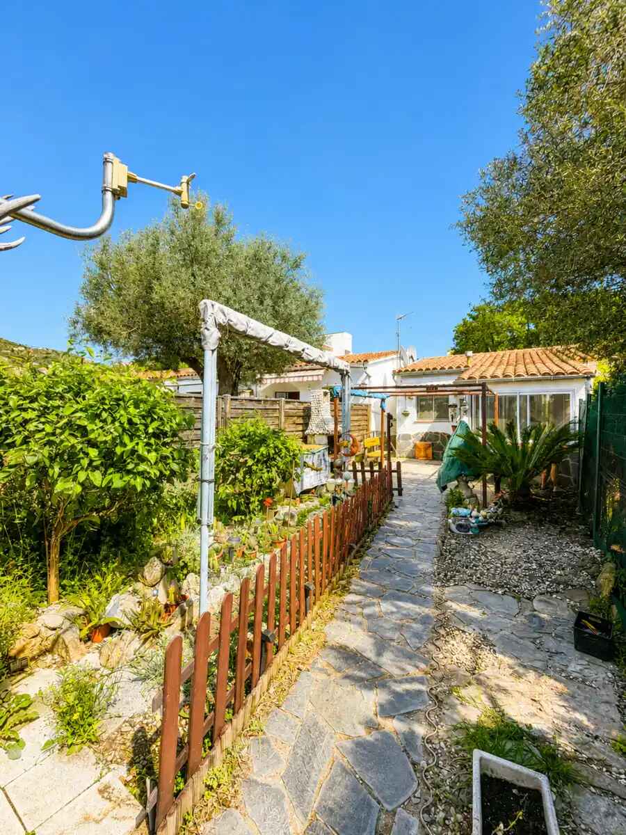 CHARMING SINGLE-STORY HOUSE WITH GARDEN AND GREAT POTENTIAL IN MAS BOSCÀ