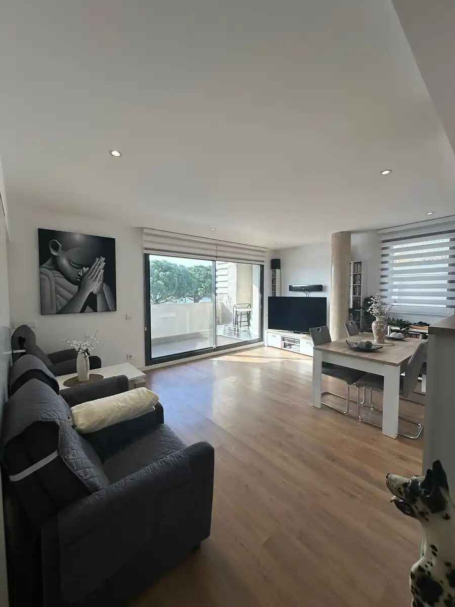 EXCLUSIVE APARTMENT ON THE SEAFRONT IN THE CENTER OF ROSES