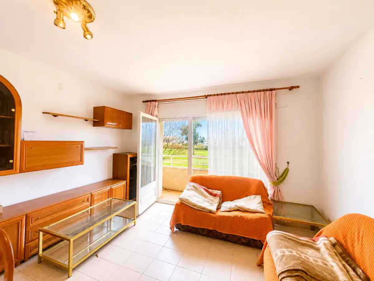 BRIGHT 2-BEDROOM APARTMENT JUST 600 METRES FROM THE BEACH