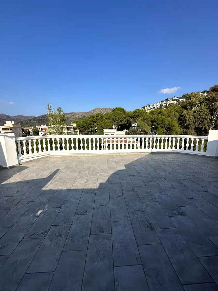 OPORTUNIDAD EN EL CENTRO DE ROSES: ÁTICO CON TERRAZA Y VISTAS DESPEJADAS