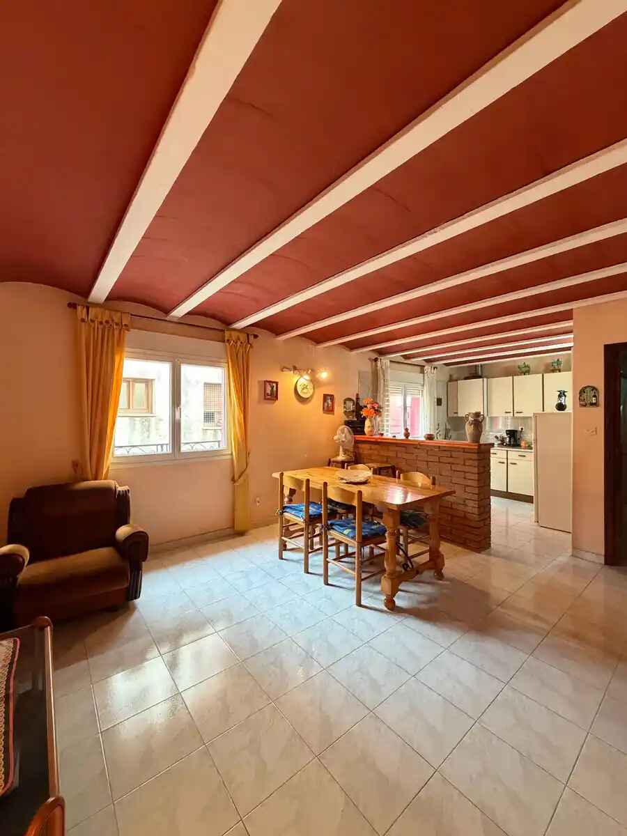 HOUSE WITH RUSTIC CHARM IN THE HEART OF CASTELLÓ D'EMPÚRIES