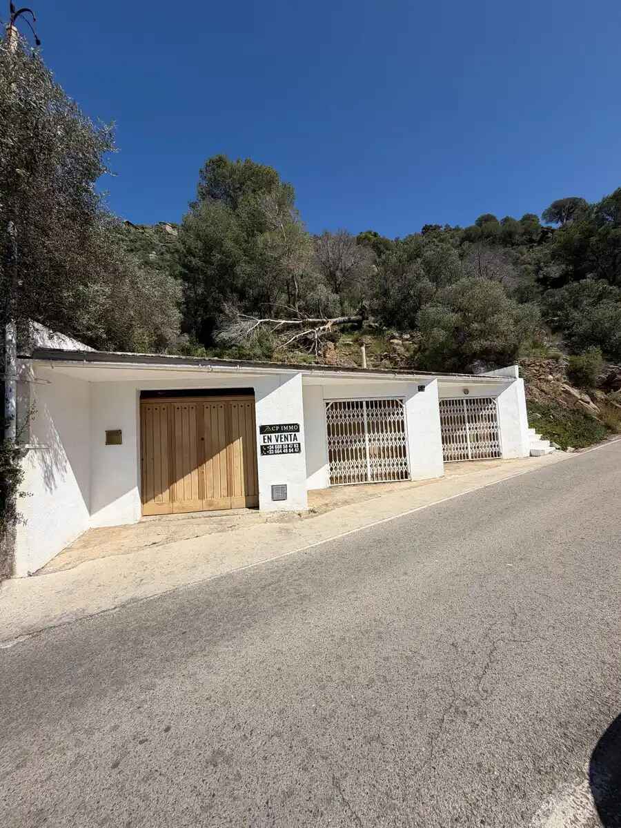 PLOT WITH 3 GARAGES AND LARGE LAND IN A NATURAL PARK