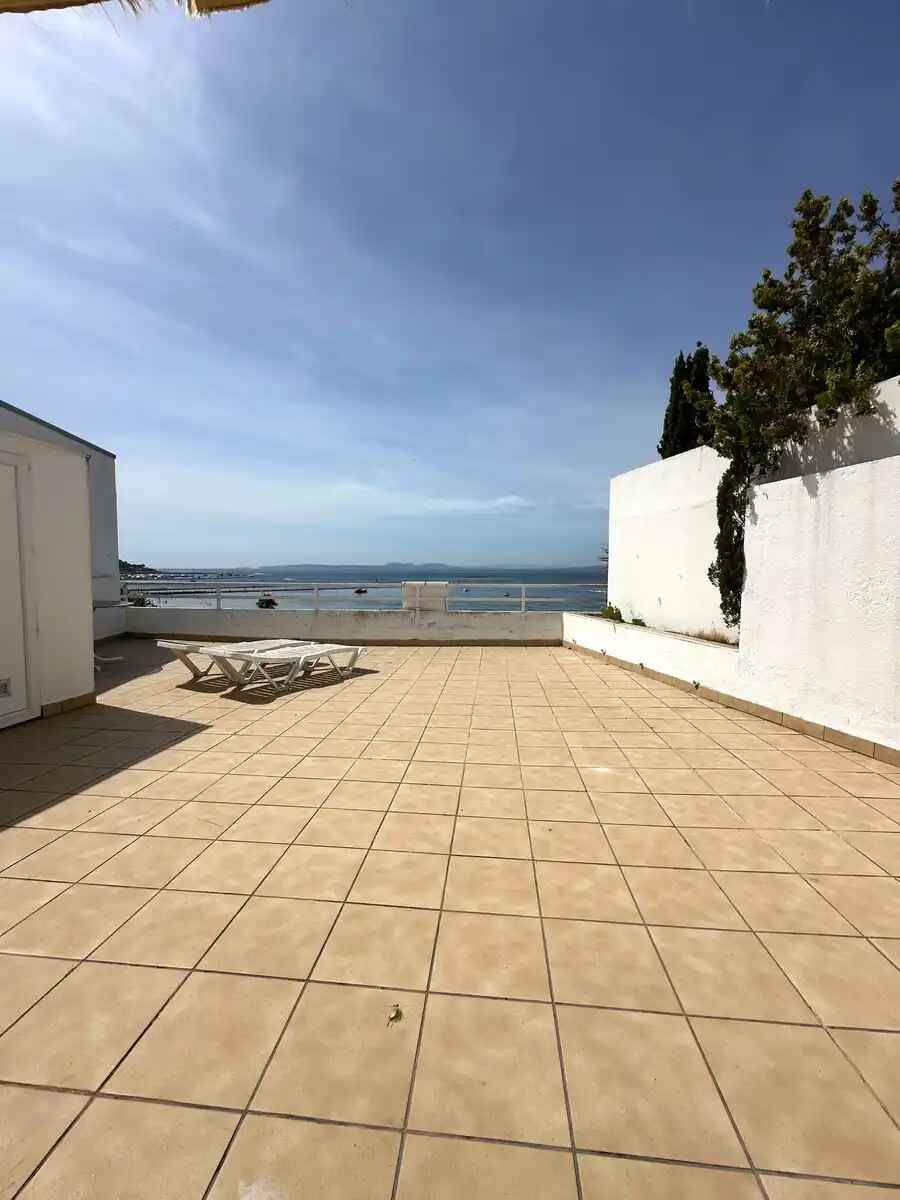 PENTHOUSE ZU VERKAUFEN IM HERZEN VON ROSES, DIREKT AM MEER