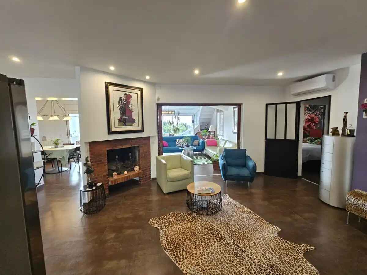 CASA EN VENDA A MAS FUMATS – ESPAIS AMPLIS, VISTES AL MAR I GRAN JARDÍ