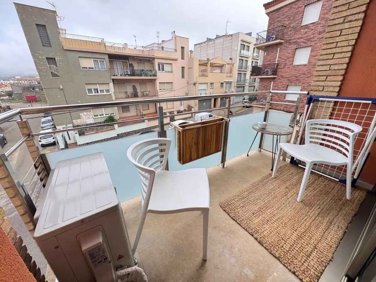 APPARTEMENT LUMINEUX À 600 M DE LA PLAGE AU CENTRE DE ROSES