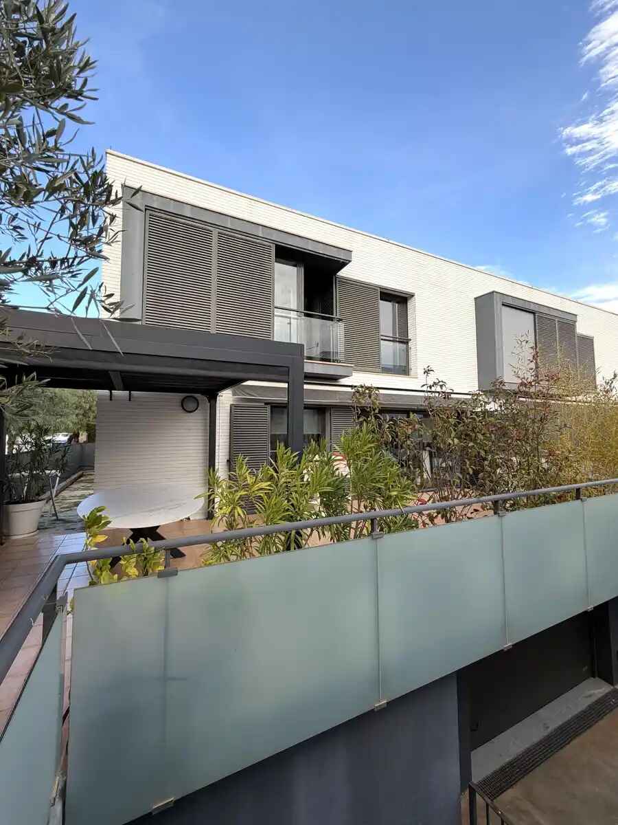 SPECTACULAIRE MAISON MODERNE ET SPACIEUSE AU CŒUR DE ROSES