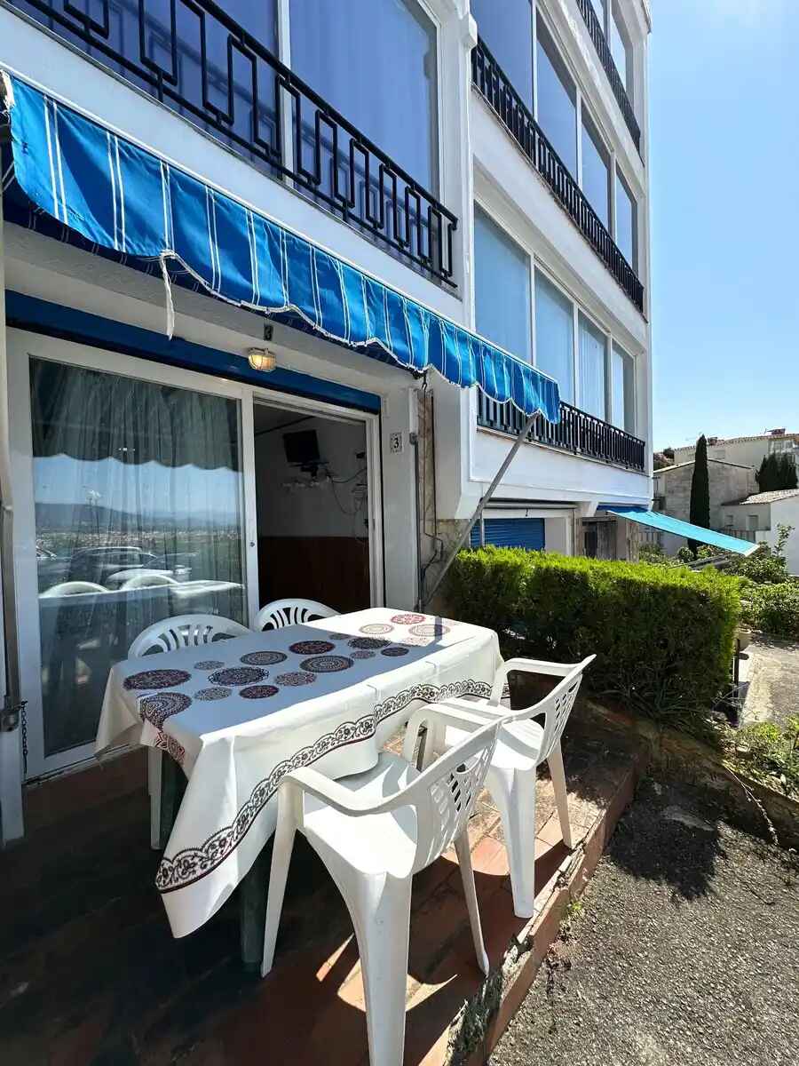 COZY APARTMENT WITH SEA VIEWS, A WALK FROM THE CENTER