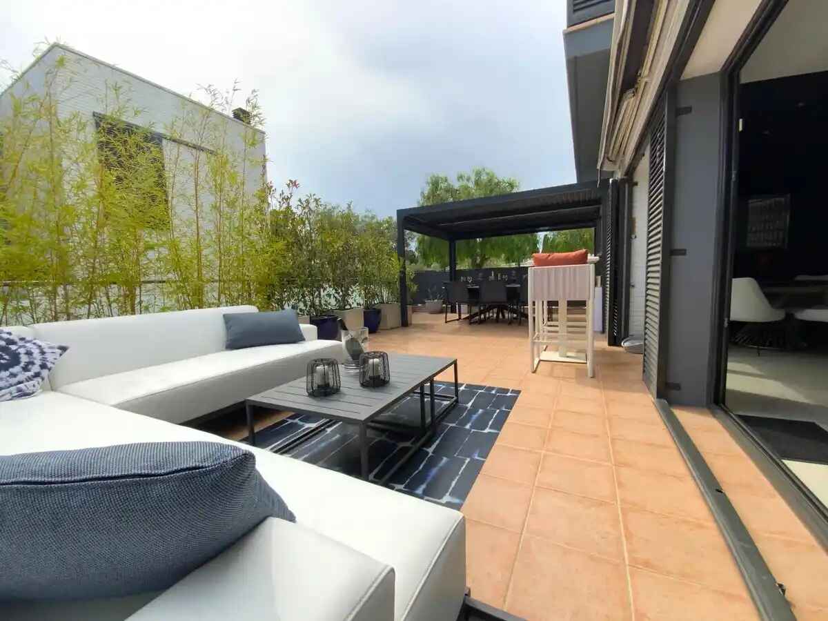 SPECTACULAIRE MAISON MODERNE ET SPACIEUSE AU CŒUR DE ROSES