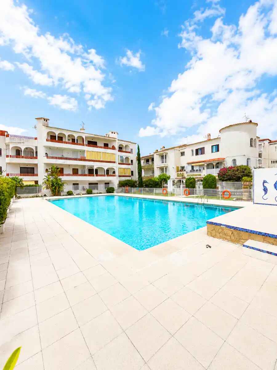 APARTMENT WITH POOL AND PRIVATE PARKING JUST STEPS FROM THE BEACH IN EMPURIABRAVA