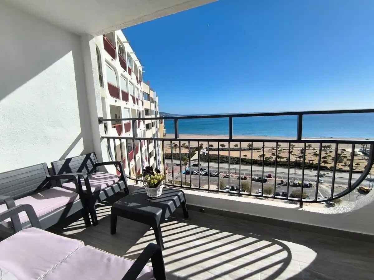 EXCLUSIVE RENOVATED SEAFRONT APARTMENT IN EMPURIABRAVA