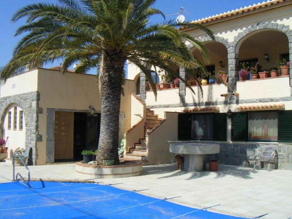 Vila a Requesens amb piscina i 3 terrasses