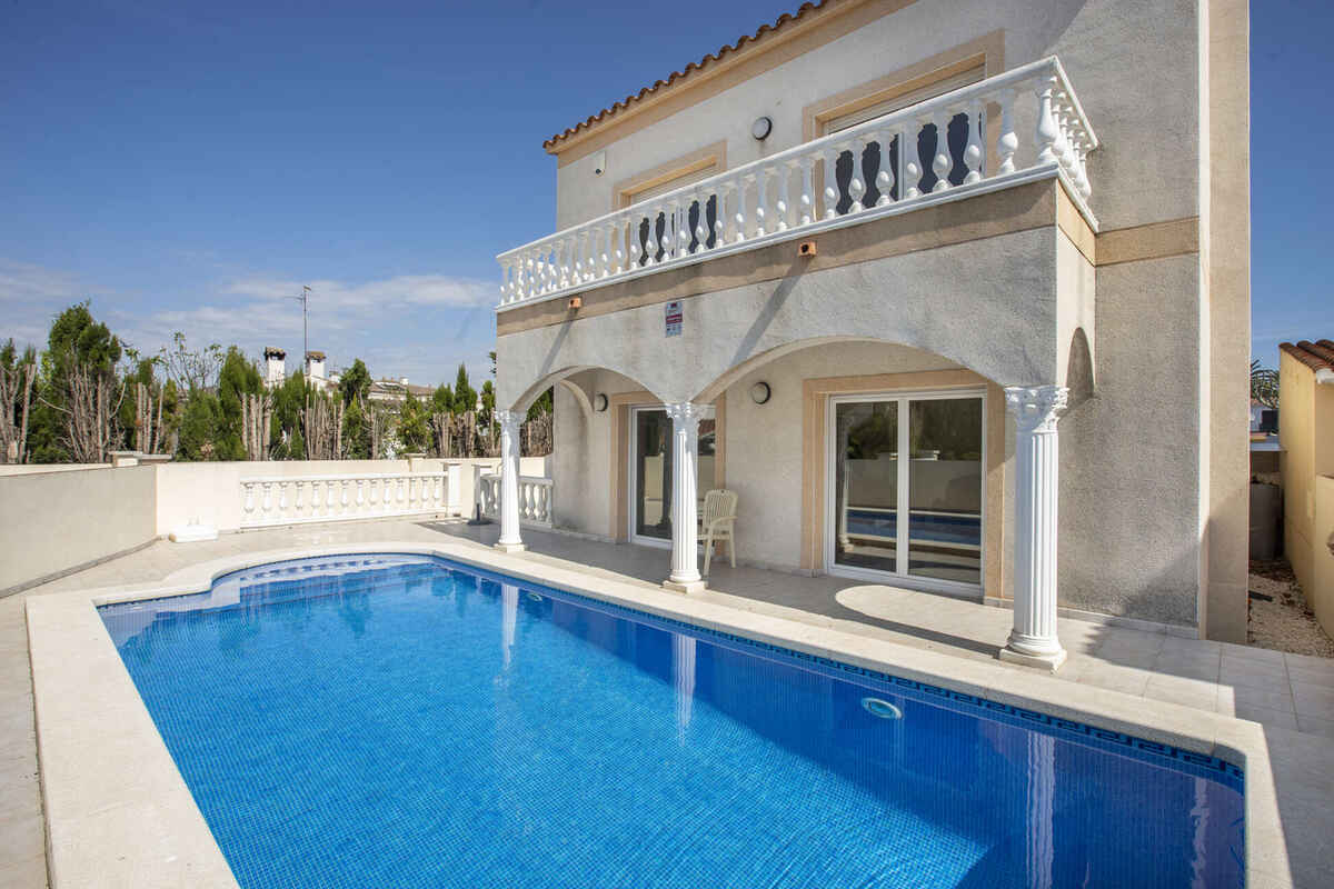 Bonita casa amb piscina en venda a Empuriabrava