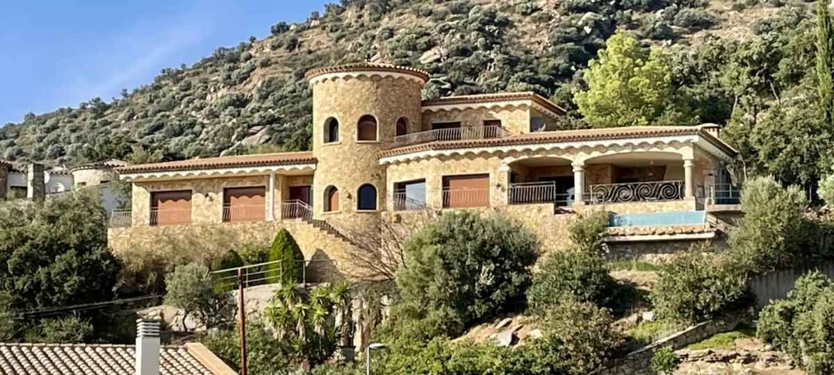 Magnifiek huis met spectaculair uitzicht op de baai van Roses.