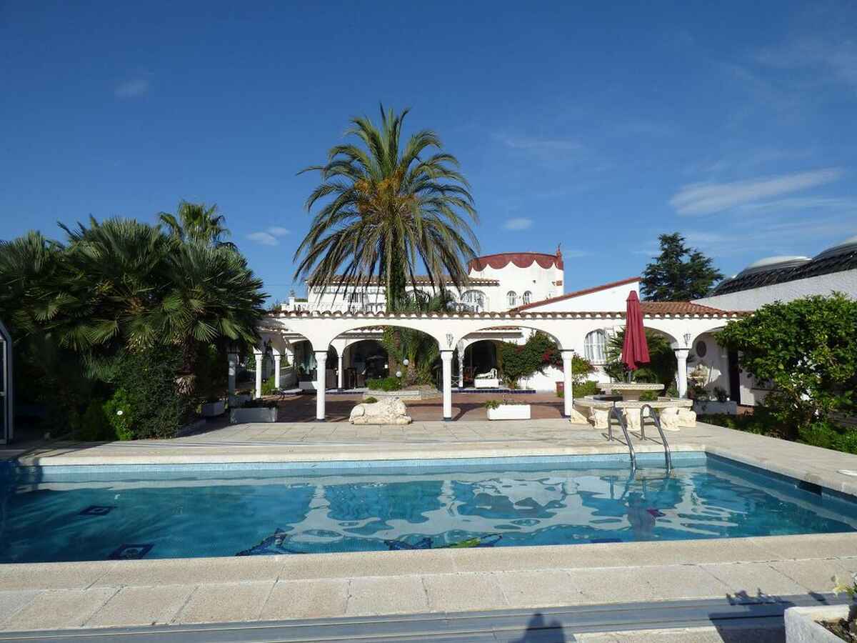 Casa amb piscina i amarratge de 30 m abans dels ponts