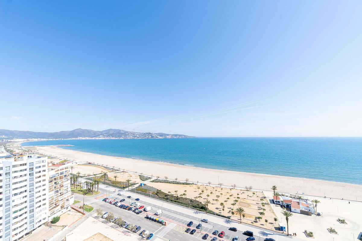 Estudi tipus cabina en venda amb vista al mar, ¡ideal per gaudir de la platja tots els dies!