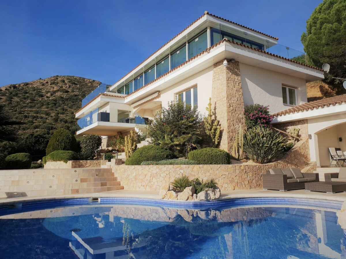 Prachtige Villa met fantastisch panoramisch uitzicht over de baai van Roses en de Empordà