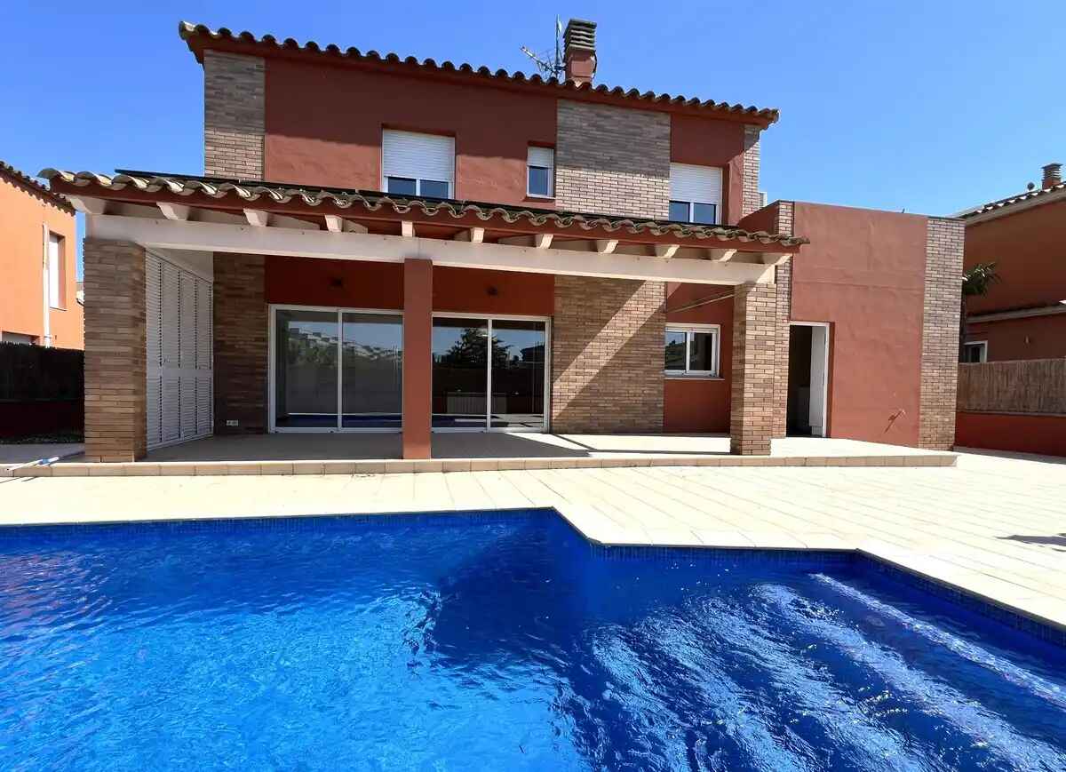 Excelente casa con piscina privada en zona muy tranquila en Sant Pere Pescador.