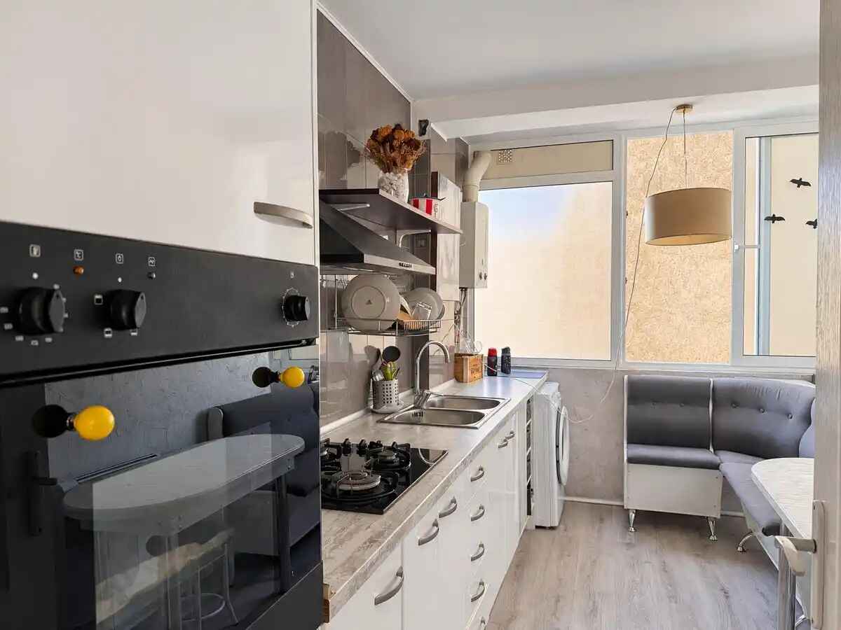 Helle Wohnung mit drei Schlafzimmern und Terrasse in Llançà