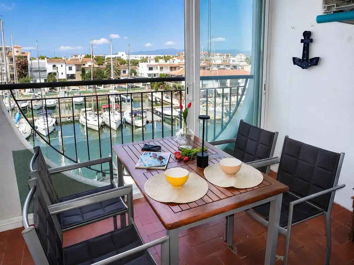 Wohnung mit spektakulärem Blick auf den Kanal, nur 3 Minuten vom Empuriabrava Strand entfernt.