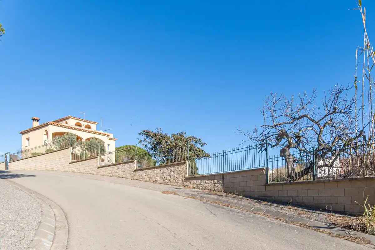 Encanto y amplitud en plena Costa Brava: gran casa con vistas panorámicas