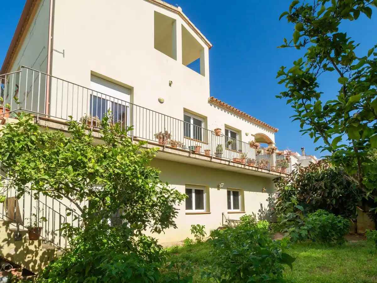 Casa espaciosa con jardín privado