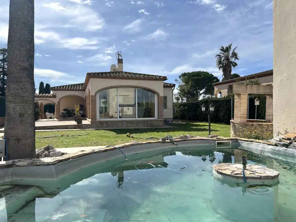 Maison avec jardin privé et nombreuses possibilités de vie en plein air dans le port nautique de Sant Pere Pescador.